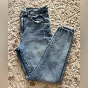 Kensie Vintage Lux Lightwash Distressed Jeans. Size 10.